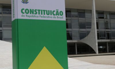 sedes-dos-tres-poderes-exibem-representacao-da-constituicao-federal