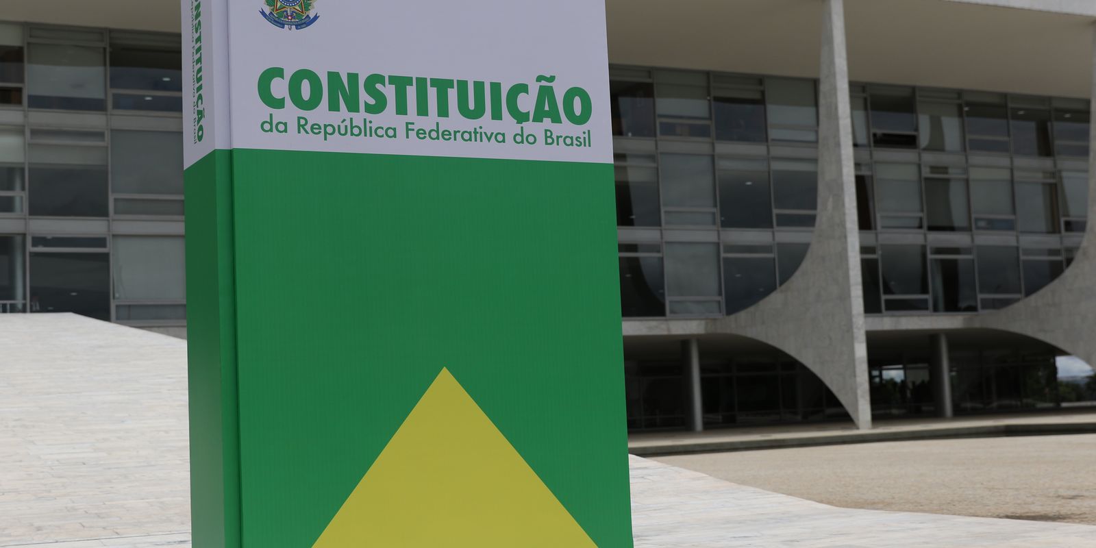 sedes-dos-tres-poderes-exibem-representacao-da-constituicao-federal