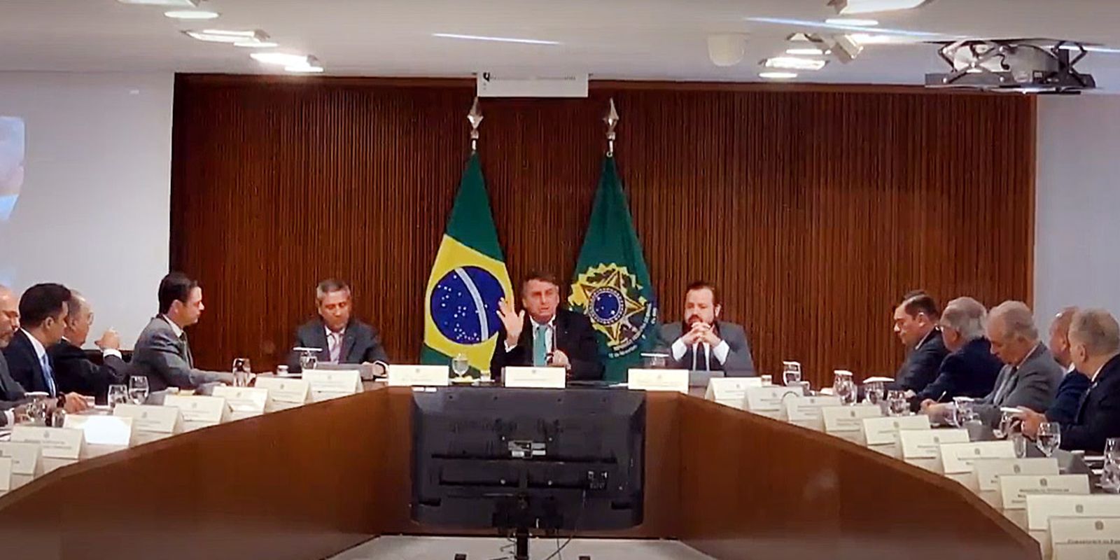 bolsonaro-reconhece-carater-eleitoreiro-da-pec-das-bondades,-em-video