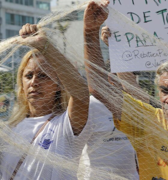 manifestantes-protestam-contra-pec-das-praias-na-orla-do-rio