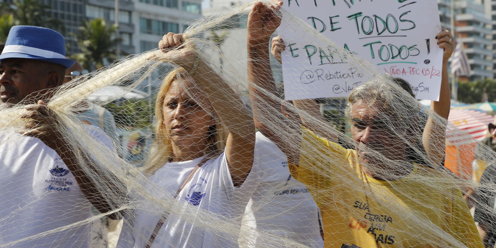 manifestantes-protestam-contra-pec-das-praias-na-orla-do-rio