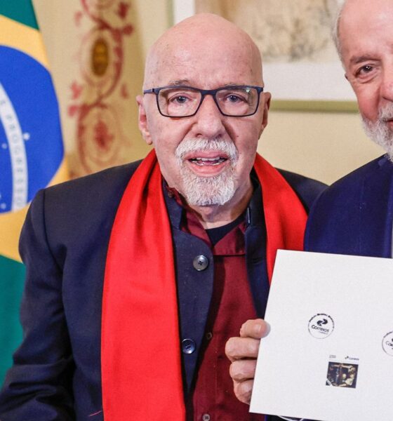 lula-lanca-selo-dos-correios-em-celebracao-a-obra-de-paulo-coelho