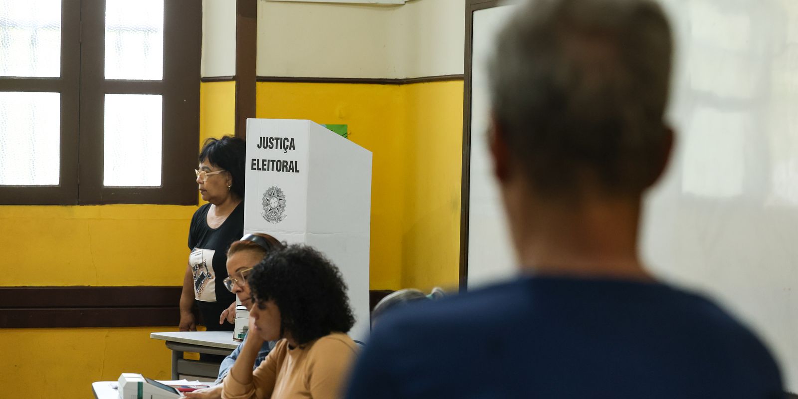 em-niteroi,-38-pessoas-sao-conduzidas-a-delegacia-por-crime-eleitoral