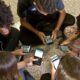 “nem-no-recreio”:-pesquisadores-da-educacao-criticam-celular-na-escola