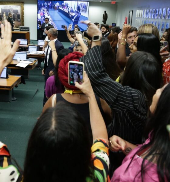 sob-protestos,-ccj-da-camara-aprova-pec-que-proibe-aborto-legal