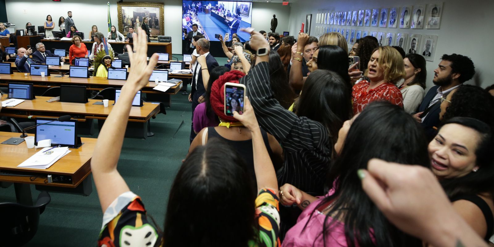 sob-protestos,-ccj-da-camara-aprova-pec-que-proibe-aborto-legal