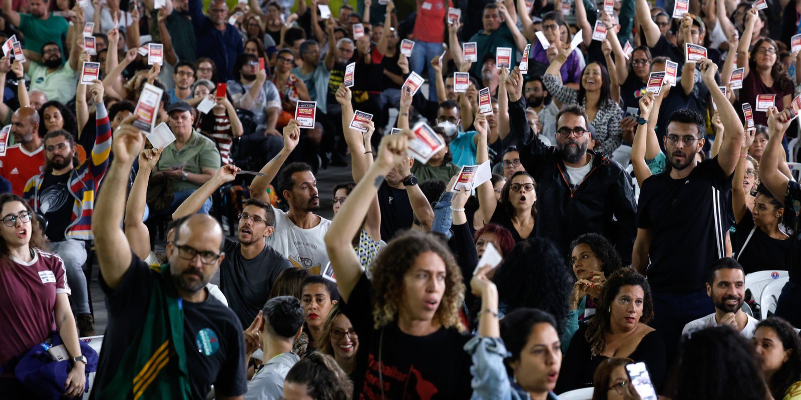 novo-estatuto-de-servidores-avanca,-e-professores-do-rio-mantem-greve