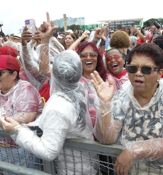 manifestantes-comemoram-democracia-na-praca-dos-tres-poderes