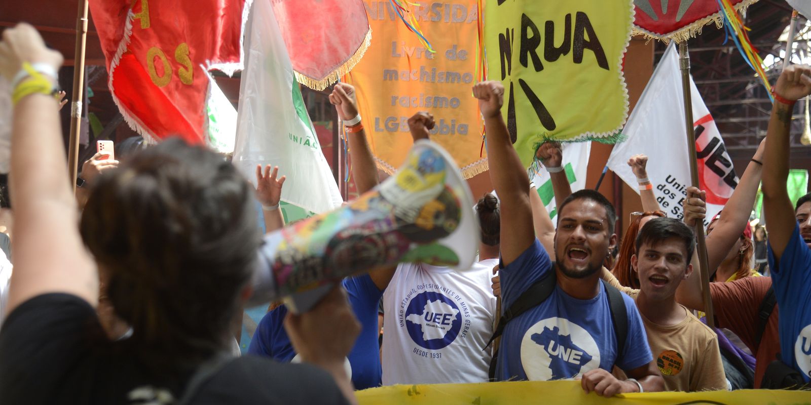 bienal-da-une-leva-ao-recife-debate-sobre-politica,-cultura-e-educacao