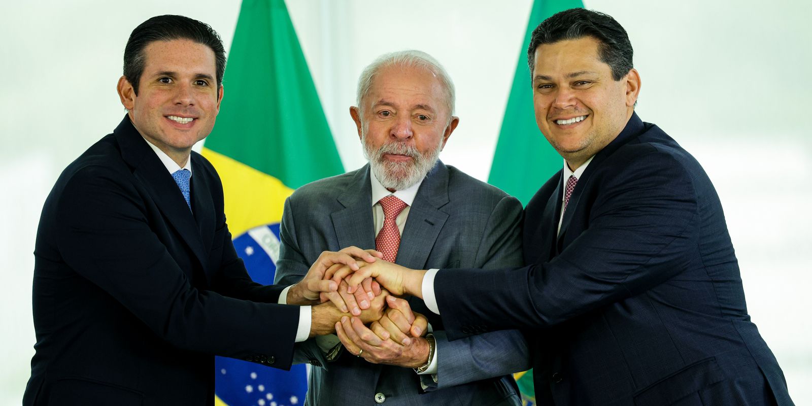 “sou-amigo-dos-dois”,-diz-lula-sobre-novos-presidentes-do-legislativo